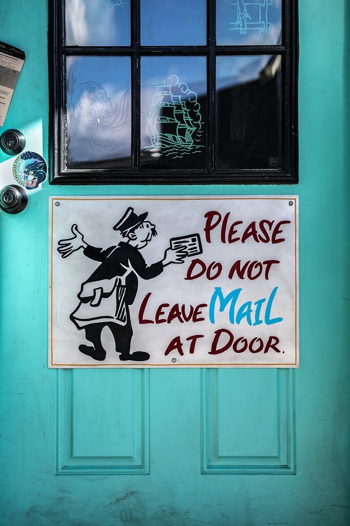 Tür mit Schild "Please do not leave Mail at door"