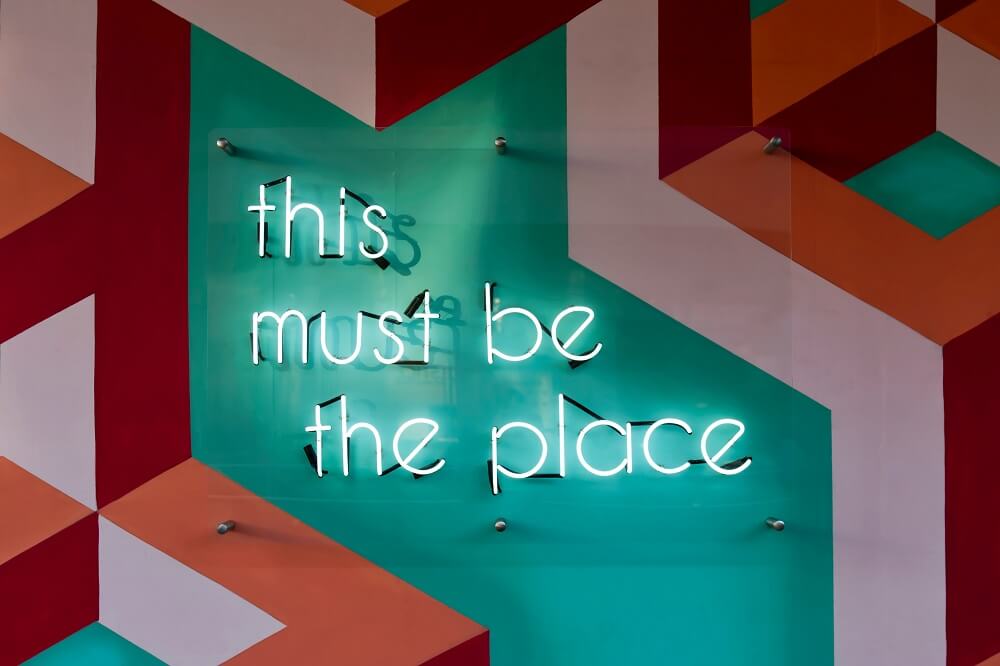 Neon-Schriftzug "this must be the place"